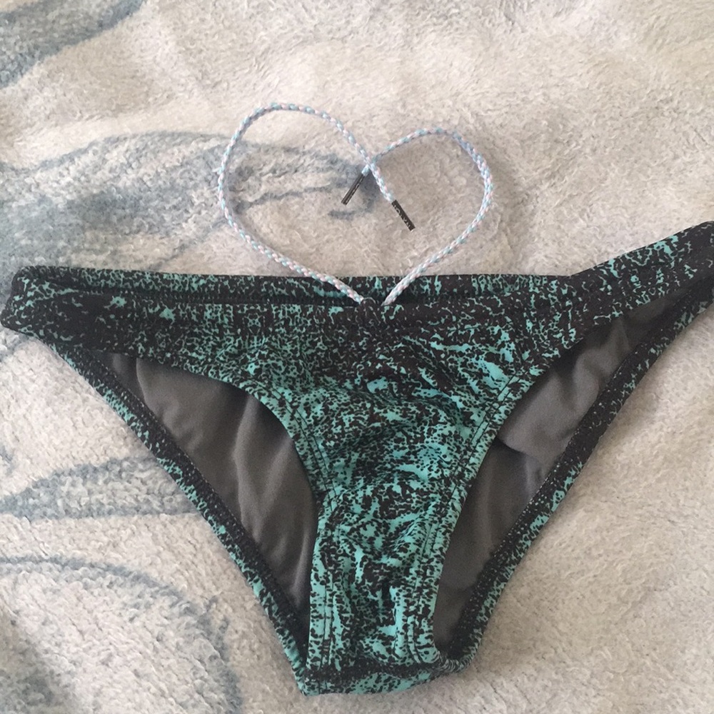 Jolyn bathing suit bottoms 💙🌊